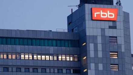 Das beleuchtete Logo des Senders Rundfunk Berlin-Brandenburg (RBB) ist an der Fassade am Sitz des Senders an der Masurenallee angebracht. 