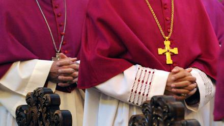 Bischöfe haben am beim feierlichen Eröffnungsgottesdienst der Herbstvollversammlung im Dom in Fulda die Hände gefaltet. (Symbolfoto)