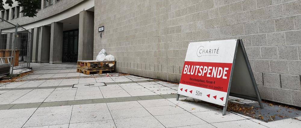 An der Charité wird nicht nur um Blutspenden geworben, sondern auch um Geld.