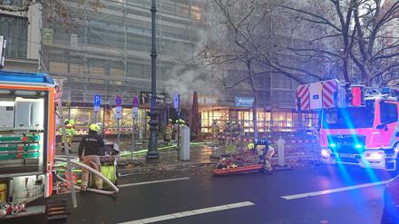 Die Berliner Feuerwehr löschte einen Brand in einer Kneipe am Kurfürstendamm.