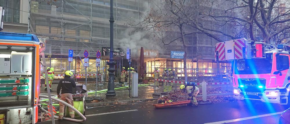 Die Berliner Feuerwehr löschte einen Brand in einer Kneipe am Kurfürstendamm.