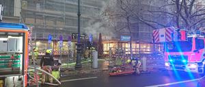 Die Berliner Feuerwehr löschte einen Brand in einer Kneipe am Kurfürstendamm.