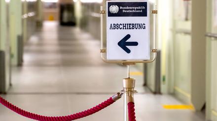 Außenminister Dobrindt setzt auf mehr Abschiebungen trotz kritischer Stimmen der Linksfraktion.