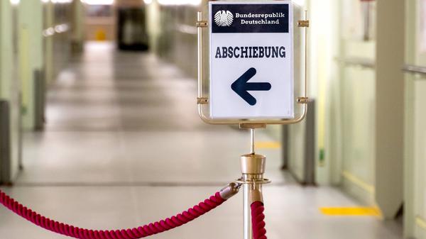 Außenminister Dobrindt setzt auf mehr Abschiebungen trotz kritischer Stimmen der Linksfraktion.