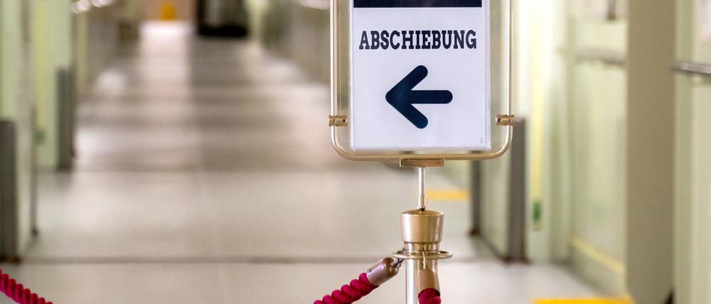 Außenminister Dobrindt setzt auf mehr Abschiebungen trotz kritischer Stimmen der Linksfraktion.