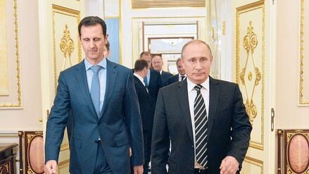 Da war die Welt von Baschar al-Assad (links) noch einigermaßen in Ordnung – jedenfalls residierte er noch in seinem Präsidentenpalast in Damaskus: Besuch des gestürzten syrischen Machthabers Assad bei Russlands Präsident Wladimir Putin im Oktober 2015 in Moskau.