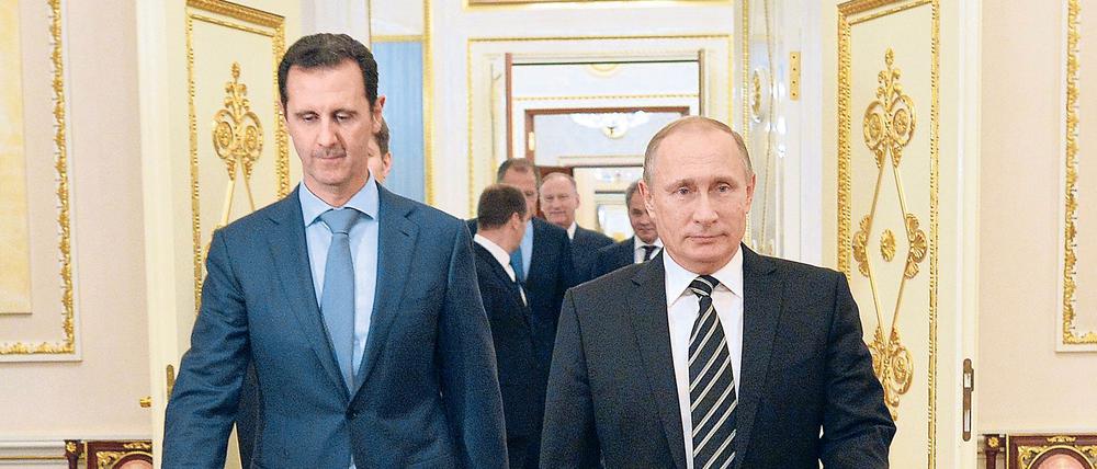 Da war die Welt von Baschar al-Assad (links) noch einigermaßen in Ordnung – jedenfalls residierte er noch in seinem Präsidentenpalast in Damaskus: Besuch des gestürzten syrischen Machthabers Assad bei Russlands Präsident Wladimir Putin im Oktober 2015 in Moskau.