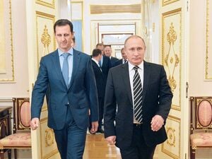 Da war die Welt von Baschar al-Assad (links) noch einigermaßen in Ordnung – jedenfalls residierte er noch in seinem Präsidentenpalast in Damaskus: Besuch des gestürzten syrischen Machthabers Assad bei Russlands Präsident Wladimir Putin im Oktober 2015 in Moskau.