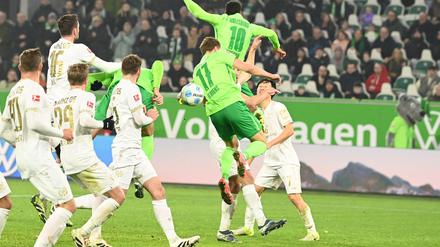 Das Siegtor für Wolfsburg: Jonas Wind (5.v.l) köpft in der Nachspielzeit das 4:3 gegen Mainz.