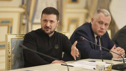 Der ukrainische Präsident Wolodymyr Selenskyj (l.) 
