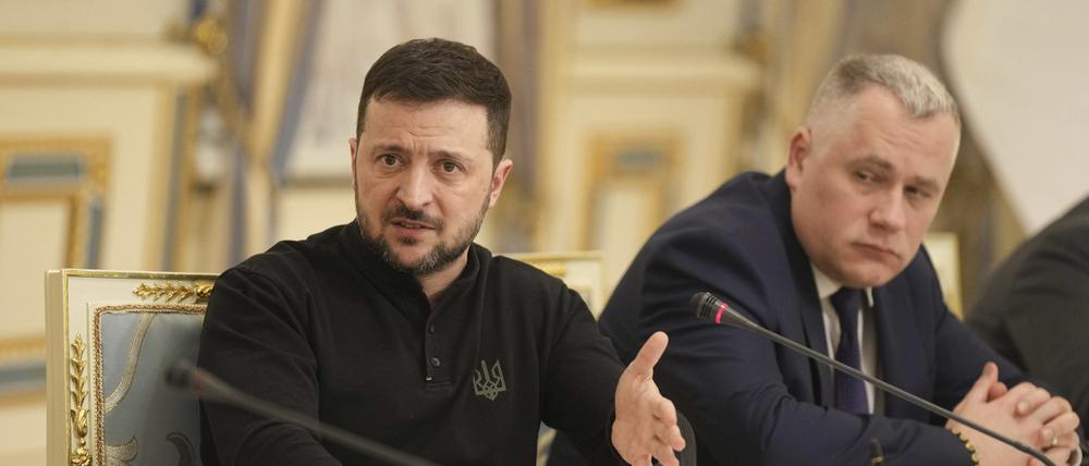 Der ukrainische Präsident Wolodymyr Selenskyj (l.) 