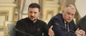 Der ukrainische Präsident Wolodymyr Selenskyj (l.) 