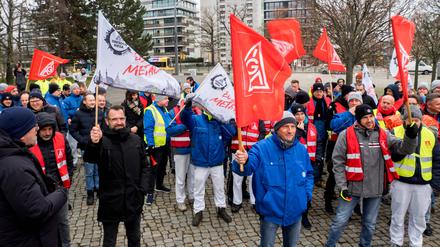 Vierstündiger Warnstreik beim VW-Standort Dresden - Gläserne Manufaktur. Beschäftigte an den sächsischen VW-Standorten haben für vier Stunden die Arbeit niedergelegt. Laut IG Metall legten fast 6000 Beschäftigte die Arbeit vorübergehend nieder. In neun der zehn deutschen VW-Werke stehen die Montagebänder am Montag zeitweise still. Unter anderem auch in den sächsischen VW-Standorten. Parallel wird in Wolfsburg verhandelt.