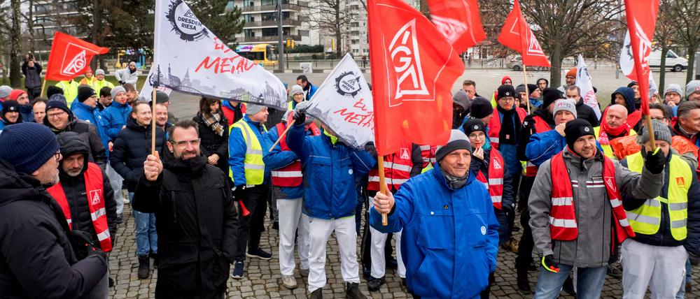 Vierstündiger Warnstreik beim VW-Standort Dresden - Gläserne Manufaktur. Beschäftigte an den sächsischen VW-Standorten haben für vier Stunden die Arbeit niedergelegt. Laut IG Metall legten fast 6000 Beschäftigte die Arbeit vorübergehend nieder. In neun der zehn deutschen VW-Werke stehen die Montagebänder am Montag zeitweise still. Unter anderem auch in den sächsischen VW-Standorten. Parallel wird in Wolfsburg verhandelt.