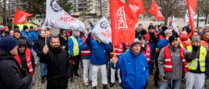 Vierstündiger Warnstreik beim VW-Standort Dresden - Gläserne Manufaktur. Beschäftigte an den sächsischen VW-Standorten haben für vier Stunden die Arbeit niedergelegt. Laut IG Metall legten fast 6000 Beschäftigte die Arbeit vorübergehend nieder. In neun der zehn deutschen VW-Werke stehen die Montagebänder am Montag zeitweise still. Unter anderem auch in den sächsischen VW-Standorten. Parallel wird in Wolfsburg verhandelt.