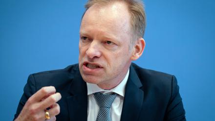 18.02.2019, Berlin: Clemens Fuest, Präsident des Ifo-Instituts, gibt eine Pressekonferenz.