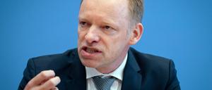 18.02.2019, Berlin: Clemens Fuest, Präsident des Ifo-Instituts, gibt eine Pressekonferenz.