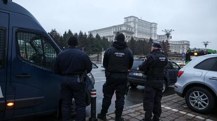 Polizisten bewachen das rumänische Parlament.