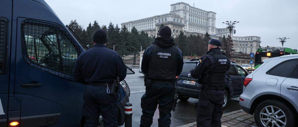 Polizisten bewachen das rumänische Parlament.