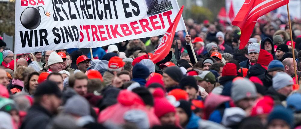 Begleitet von einem flächendeckenden Warnstreik waren beide Seiten in Wolfsburg zu ihrer vierten Tarifrunde zusammengekommen.