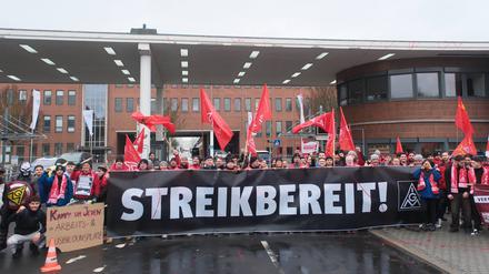 Die Beschäftigte des Volkswagenwerks Kassel sind nach Aufruf der IG Metall Nordhessen erneut gegen die Sparpläne bei VW in Streik getreten.