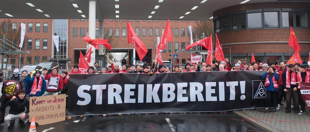 Die Beschäftigte des Volkswagenwerks Kassel sind nach Aufruf der IG Metall Nordhessen erneut gegen die Sparpläne bei VW in Streik getreten.