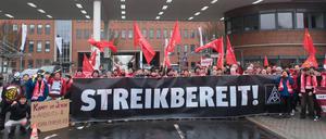 Die Beschäftigte des Volkswagenwerks Kassel sind nach Aufruf der IG Metall Nordhessen erneut gegen die Sparpläne bei VW in Streik getreten.