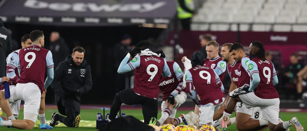 Die Profis von West Ham United erinnerten an ihren verunglückten Kollegen Michail Antonio.