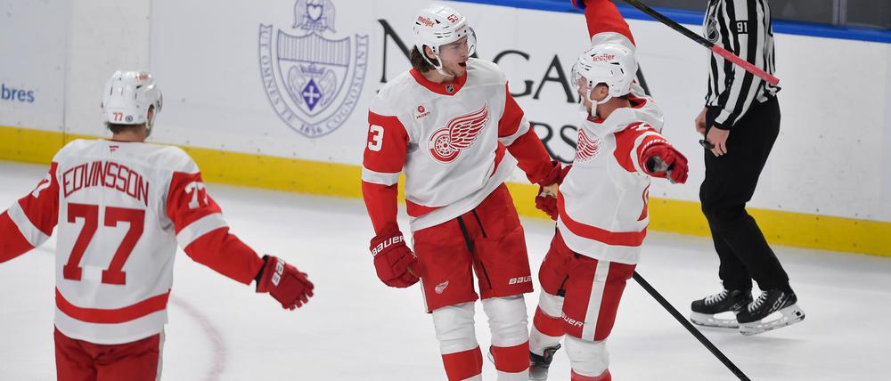 Moritz Seider (Mitte) erzwang mit seinem Treffer die Verlängerung.