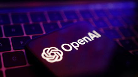 Logos von OpenAI: Nutzer des Chatbots ChatGPT können in einigen Ländern ab sofort Videos mit Sora erstellen.