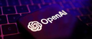 Logos von OpenAI: Nutzer des Chatbots ChatGPT können in einigen Ländern ab sofort Videos mit Sora erstellen.