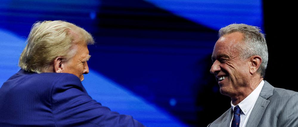 Robert F. Kennedy Jr. und der republikanische Präsidentschaftskandidat und ehemalige US-Präsident Donald Trump begrüßen sich bei einer Wahlkampfveranstaltung (Archivbild).