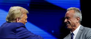 Robert F. Kennedy Jr. und der republikanische Präsidentschaftskandidat und ehemalige US-Präsident Donald Trump begrüßen sich bei einer Wahlkampfveranstaltung (Archivbild).