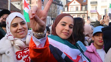Syrer in Mannheim feiern nach dem Sturz des bisherigen syrischen Machthabers al-Assad.