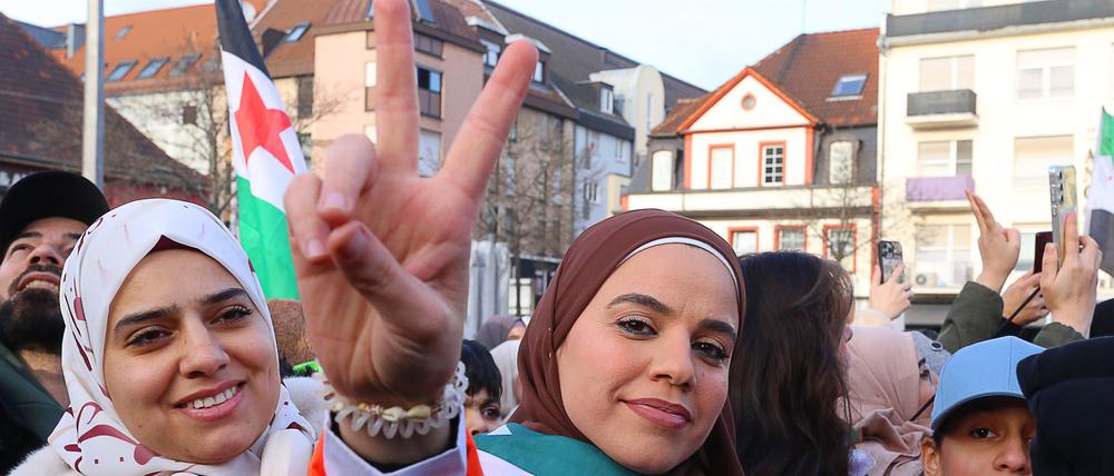 Syrer in Mannheim feiern nach dem Sturz des bisherigen syrischen Machthabers al-Assad.