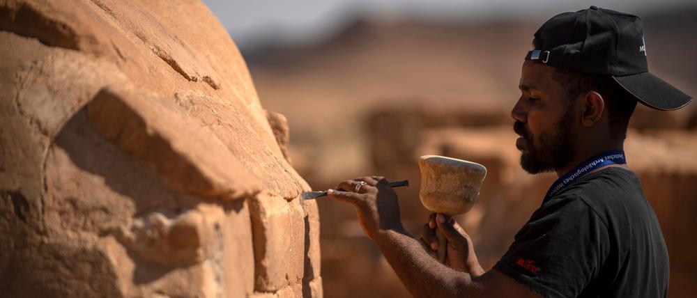 Afrikanische Archäologie heute: Sefian Mutokil, Techniker, bei Restaurierungsarbeiten an einer Elefantenskulptur Musawwarat es-Sufra, Sudan.