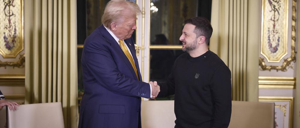 Der ukrainische Präsident Wolodymyr Selenskyj und der designierte US-Präsident Donald Trump geben sich am 7. Dezember 2024 in Parus die Hand.