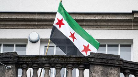 Die Flagge der syrischen Revolution weht auf dem Balkon der syrischen Botschaft.