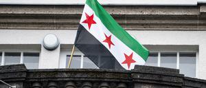 Die Flagge der syrischen Revolution weht auf dem Balkon der syrischen Botschaft.