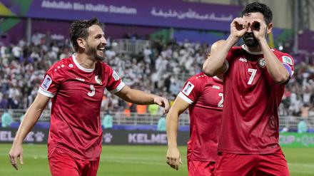 Omar Khribin (r) aus Syrien jubelt nachdem er das Tor im Elfmeter gegen den Iran erzielt hat.