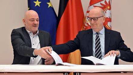 Robert Crumbach und Dietmar Woidke unterzeichnen den Koalitionsvertrag 