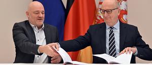 Robert Crumbach und Dietmar Woidke unterzeichnen den Koalitionsvertrag 