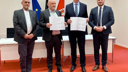 Unter Dach und Fach: Der ausgehandelte Koalitionsvertrag von SPD und BSW wurde unterzeichnet. 