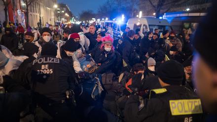 Klimaschützer demonstrieren am Berliner Hotel Adlon gegen eine Konferenz zum Thema Flüssiggas. 