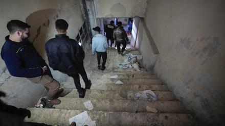 Menschen gehen in den Keller des berüchtigten Saidnaja-Militärgefängnisses nördlich von Damaskus. 