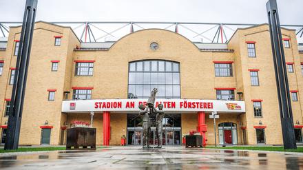 Hunderte Mitglieder des 1. FC Union Berlin zeichneten am Dienstag Aktien. 