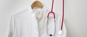 Arztkittel und Stethoskop in einer Garderobe (Symbolbild).