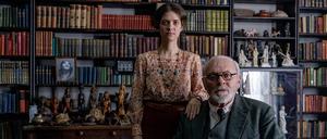 Im Londoner Exil. Tochter Anna Freud (Liv Lisa Fries) kümmert sich in „Freud - Jenseits des Glaubens“ hingebungsvoll um Vater Sigmund Freud (Anthony Hopkins).
