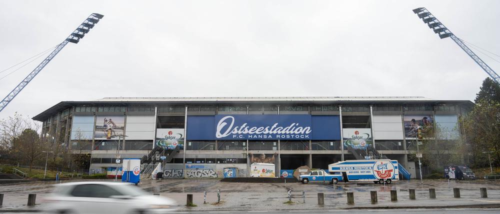 Das Rostocker Ostseestadion mit seinen markanten Flutlichtmasten.