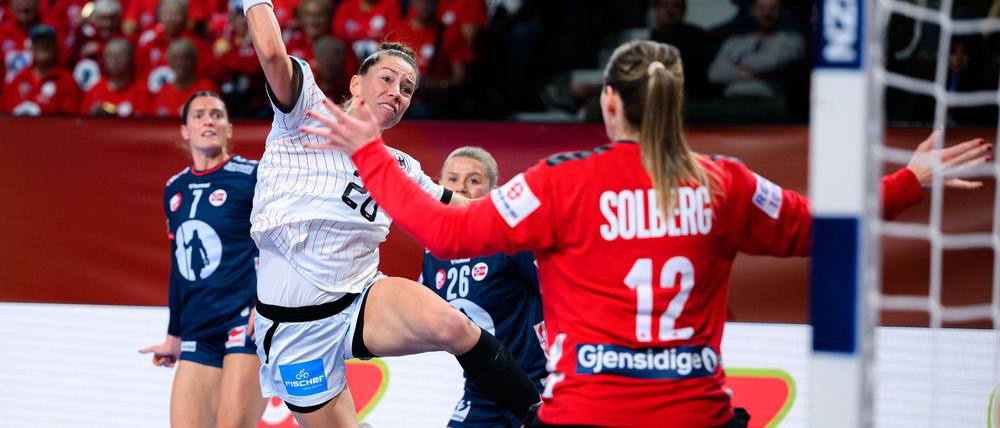 Die deutschen Handballerinnen hoffen gegen Slowenien auf einen erfolgreichen EM-Abschluss.